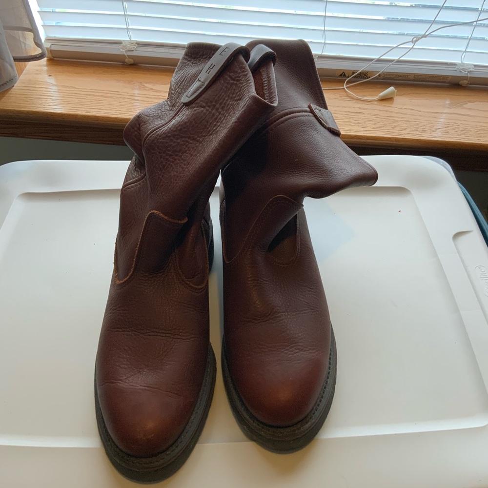 Double H leather pull up boots.